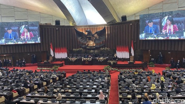 Pimpinan DPR, DPD, dan MPR 2024-2029 telah dipilih dan ditetapkan. Ada wajah lama dan wajah baru. Ternyata mekanisme pemilihan ketiga lembaga tinggi nagara itu berbeda.