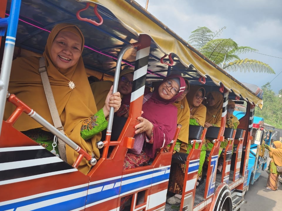 Aisyiyah Ngawi punya cara unik dalam menggelar Baitul Arqam. Acara dikemas di sebuah kebun teh. Usai digembleng sehari, ibu-ibu menaiki kereta kelinci berkeliling kebun teh.