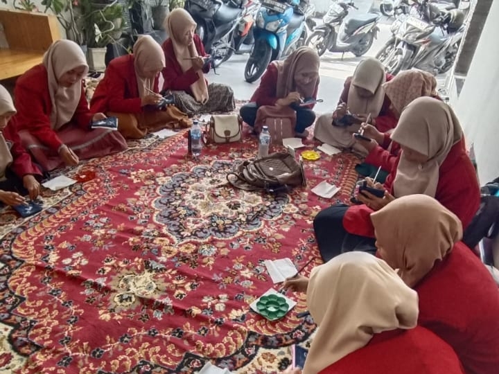 Cinta produk lokal bisa ditempuh melalui interaksi langsung dengan pelaku usaha. Seperti Griya Zahida Painting yang telah mengadakan pameran di berbagai daerah, bahkan hingga ke luar negeri.