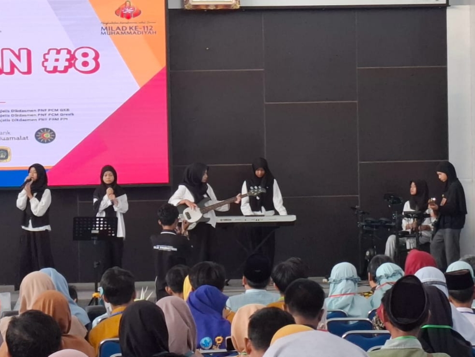 Penampilan siswa mulai dari jenjang SD, SMP sampai SMA memeriahkan pembukaan babak final Festival Faqih Usman (FFU) Ke-8 Tahun 2024. Mulai band bocah sampai tarian tradisional tersaji apik.