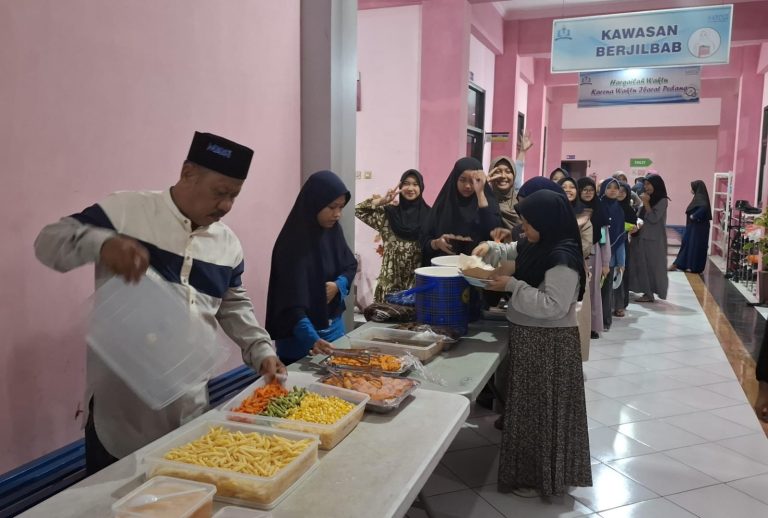 Antre termasuk pelajaran hidup yang diajarkan pada siswa SMP Muhammadiyah 10 Sidoarjo sebagai Gen Z dan Alpha. Hidup mereka yang serba cepat dan mudah mendapat tantangan.