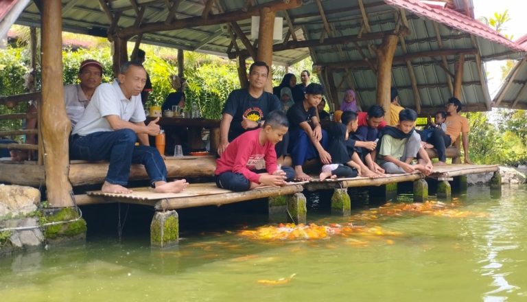 LKSA Siti Walidah Barat, Magetan, mengemban amanat teologis Al-Maun. LKSA ini menampung anak mukim dan nonmukim.