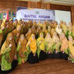 Aisyiyah Ngawi punya cara unik dalam menggelar Baitul Arqam. Acara dikemas di sebuah kebun teh. Usai digembleng sehari, ibu-ibu menaiki kereta kelinci berkeliling kebun teh.