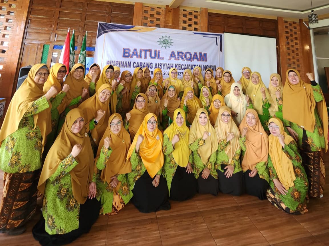 Aisyiyah Ngawi punya cara unik dalam menggelar Baitul Arqam. Acara dikemas di sebuah kebun teh. Usai digembleng sehari, ibu-ibu menaiki kereta kelinci berkeliling kebun teh.