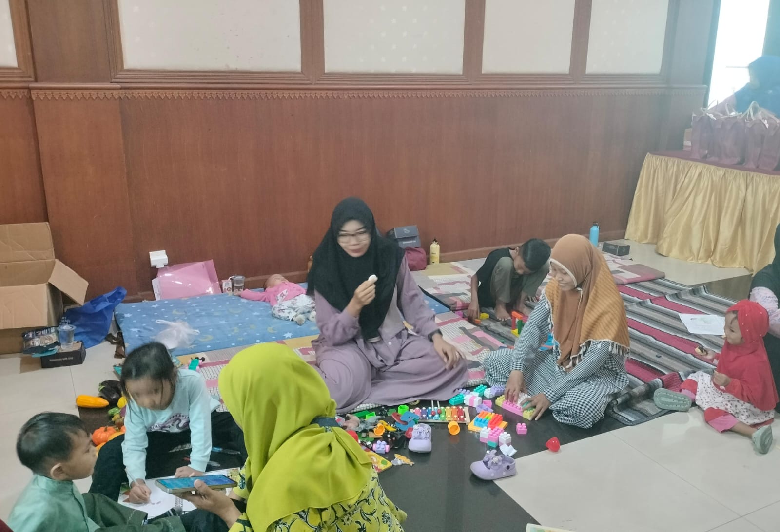 Layanan Educare bagian dari fasilitas di Buana Expert Management Training (BEMT). Ini sebagai wujud kepedulian PWNA Jatim agar para ibu dapat fokus belajar, sementara anak-anak mendapatkan perhatian.