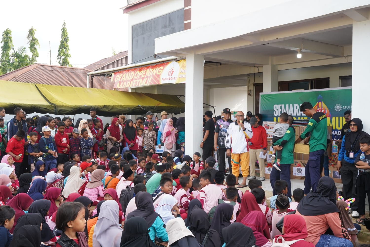 Ribuan masyarakat Sorong, Papua Barat, tumpah ruah merayakan Milad Ke-112 Muhammadiyah. Selain warga Muhammadiyah, kegiatan ini juga diikuti saudara non muslim.