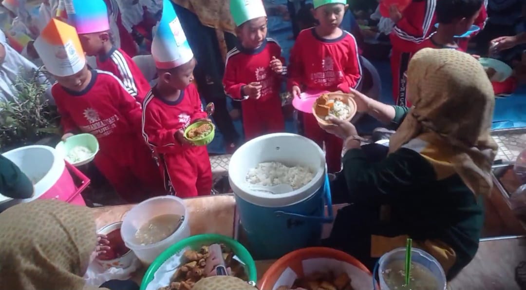 Makan bersama terasa hangat dan penuh keceriaan di tengah siswa, wali siswa, dan guru MI Mutwo. Selain hidangan bergizi, mereka juga mendapatkan edukasi. 