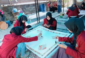 Mahasiswa STIT Muhammadiyah Bojonegoro Praktik Membatik