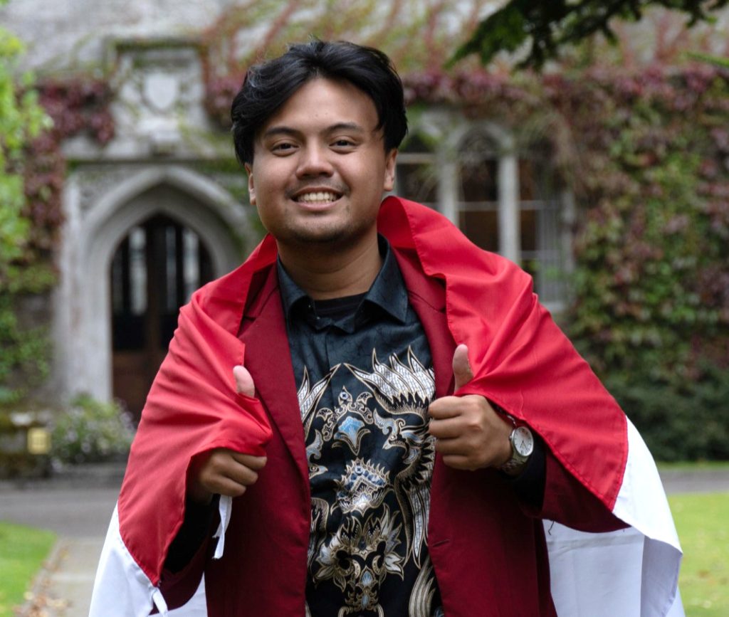 Mahasiswa Indonesia dari UMM Ghozi Khamaluddin Daffa bersama teman-temannya penerima beasiswa IISMA mengenalkan batik pada di Irlandian. Awalnya ribet tapi akhirnya mengesankan.