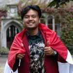 Mahasiswa Indonesia dari UMM Ghozi Khamaluddin Daffa bersama teman-temannya penerima beasiswa IISMA mengenalkan batik pada di Irlandian. Awalnya ribet tapi akhirnya mengesankan.