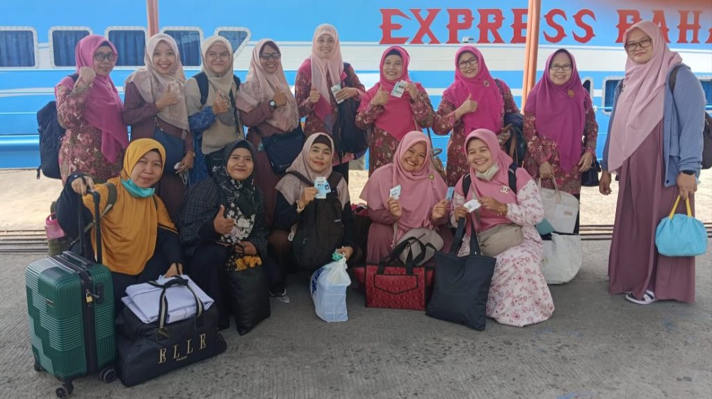 Kami berlabuh ke Pulau Bawean bersama 17 orang. Terdiri 11 dari Aisyiyah dan 6 dari Nasyiatul Aisyiyah. Akan memperkuat ideologi kader di Kecamatan Sangkapura dan Kecamatan Tambak.