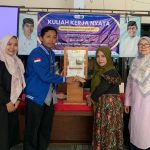 Papan Navigasi Wisata Giri Kuno (WGK) menandai berakhirnya program Kuliah Kerja Nyata mahasiswa Universitas Muhammadiyah Gresik di Desa Giri. Papan ini menuntun masyarakat menemukan replika bersejarah.