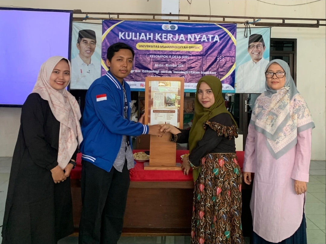 Papan Navigasi Wisata Giri Kuno (WGK) menandai berakhirnya program Kuliah Kerja Nyata mahasiswa Universitas Muhammadiyah Gresik di Desa Giri. Papan ini menuntun masyarakat menemukan replika bersejarah.