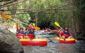 Tukad Jinah Tubing tempat wisata baru di Klungkung Bali. Menawarkan tantangan adrenalin mengkuti arus deras sungai.