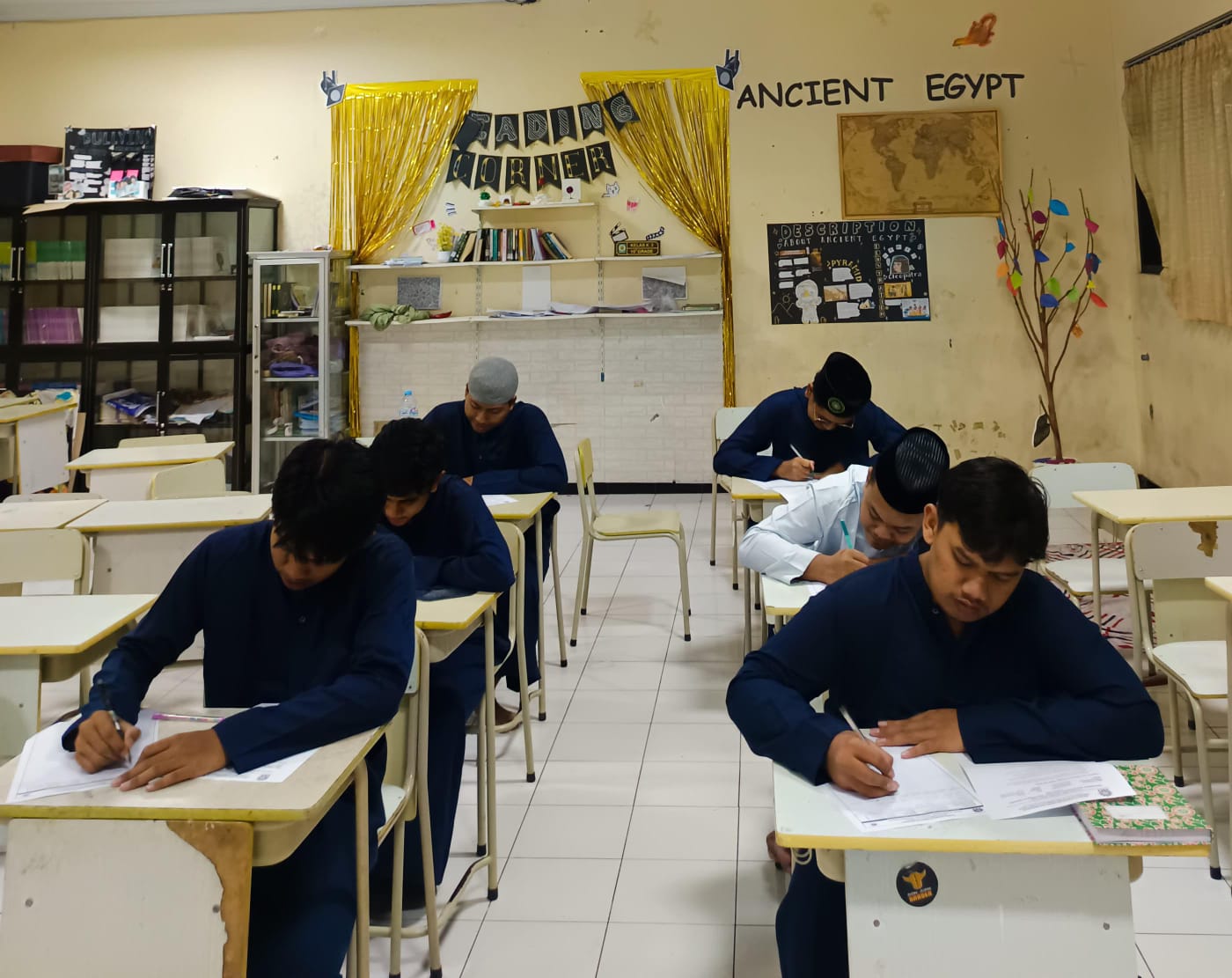 Hujan deras mengguyur daerah Tulangan, Kabupaten Sidoarjo, Jawa Timur sepekan terakhir, setiap malam. Alhasil, suara hujan mengiringi para santri yang sedang ujian.