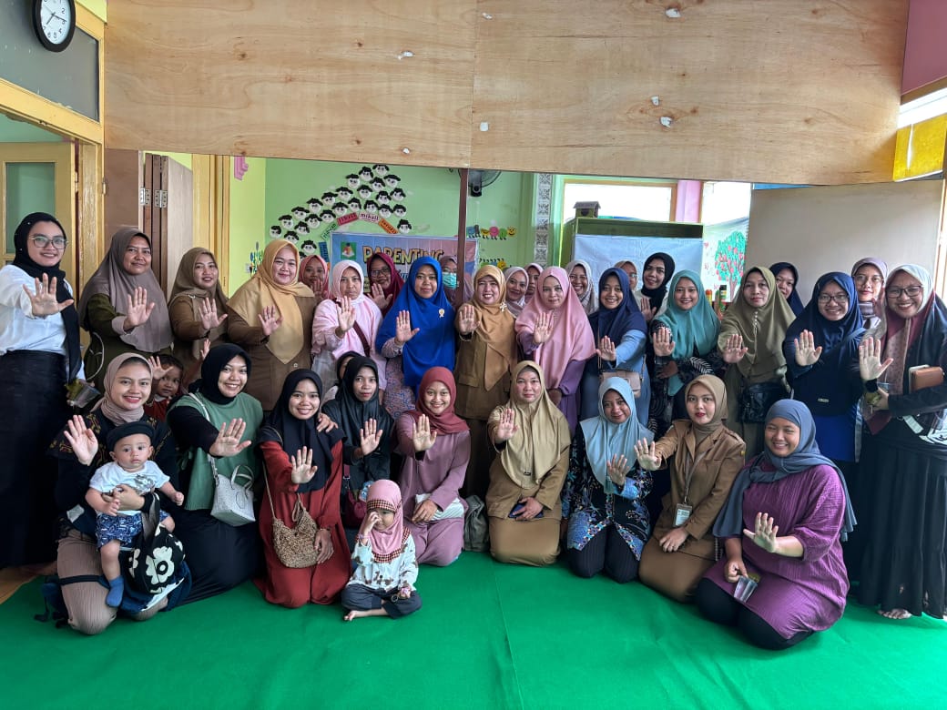 Evaluasi belajar terasa berbeda di PAUD KB Dinar Nasyiah Lumajang. Tak sekadar membagikan rapor, orang tua mendapat parenting sekaligus edukasi pencegahan stunting.