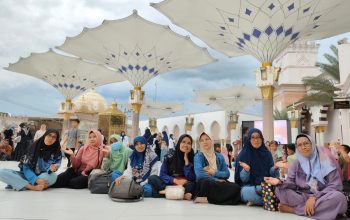 Wisata religi ditempuh Pimpinan Ranting Aisyiyah Sendangagung. Rombongan dua bus ini mengunjungi masjid berarsitektur menawan di Tulungagung dan Blitar.