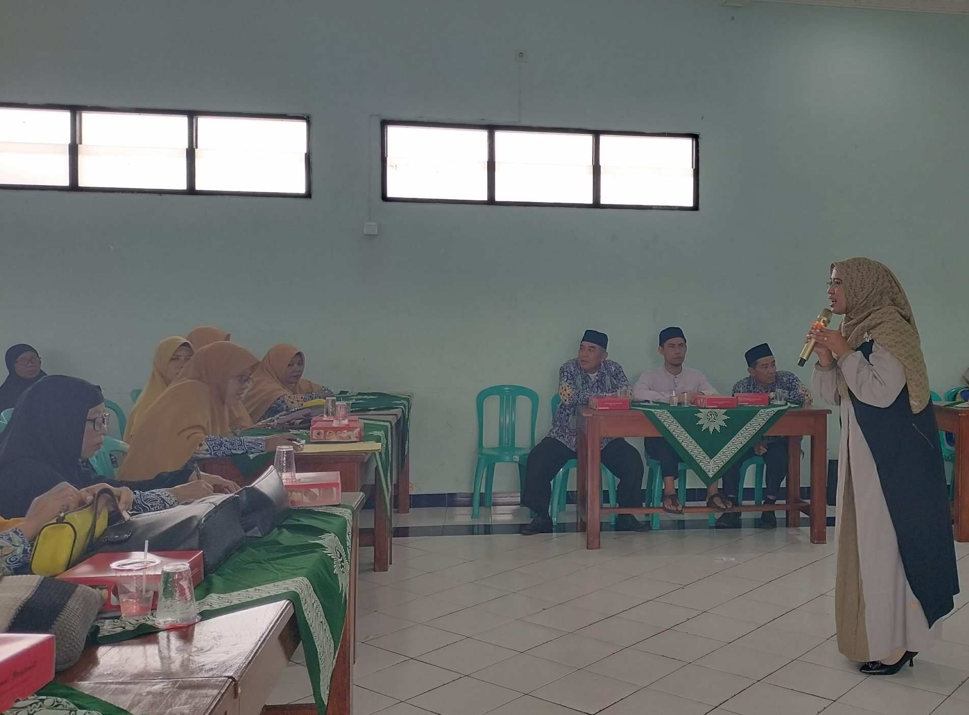 Ambil rapor anak tak sekadar konsultasi dengan guru. Di MI Muhammadiyah 4 Brangsi, wali siswa bisa mengikuti Klinik Madrasah alias parenting bersama psikolog