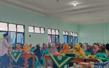 Ambil rapor anak tak sekadar konsultasi dengan guru. Di MI Muhammadiyah 4 Brangsi, wali siswa bisa mengikuti Klinik Madrasah alias parenting bersama psikolog.