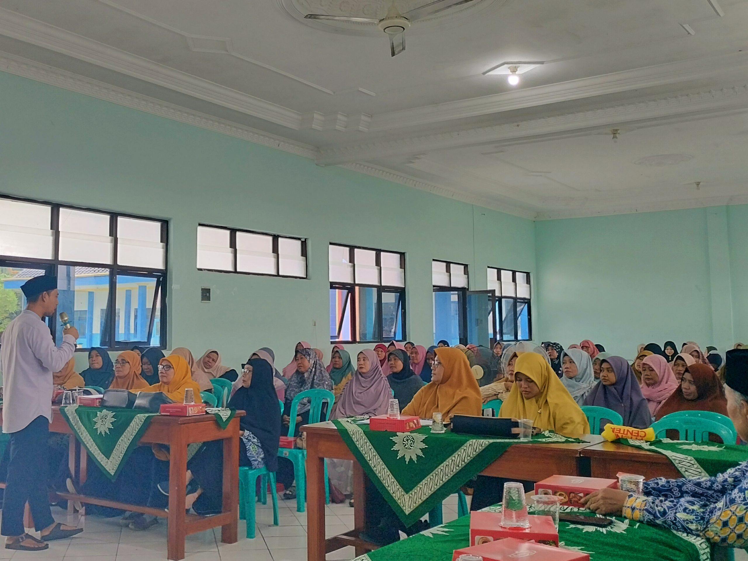 Ambil Rapor Bonus Parenting di MIM 4 Brangsi