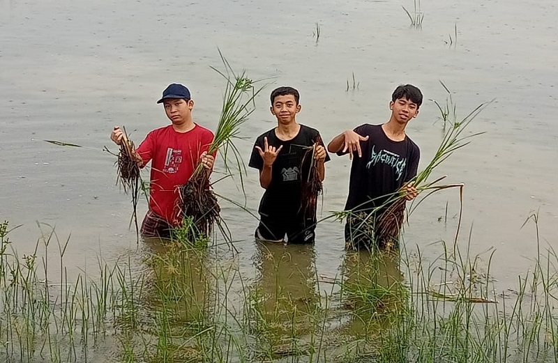 Menikmati Desa, Siswa Spemdalas Nyaman saat ke Tambak dan Kebun