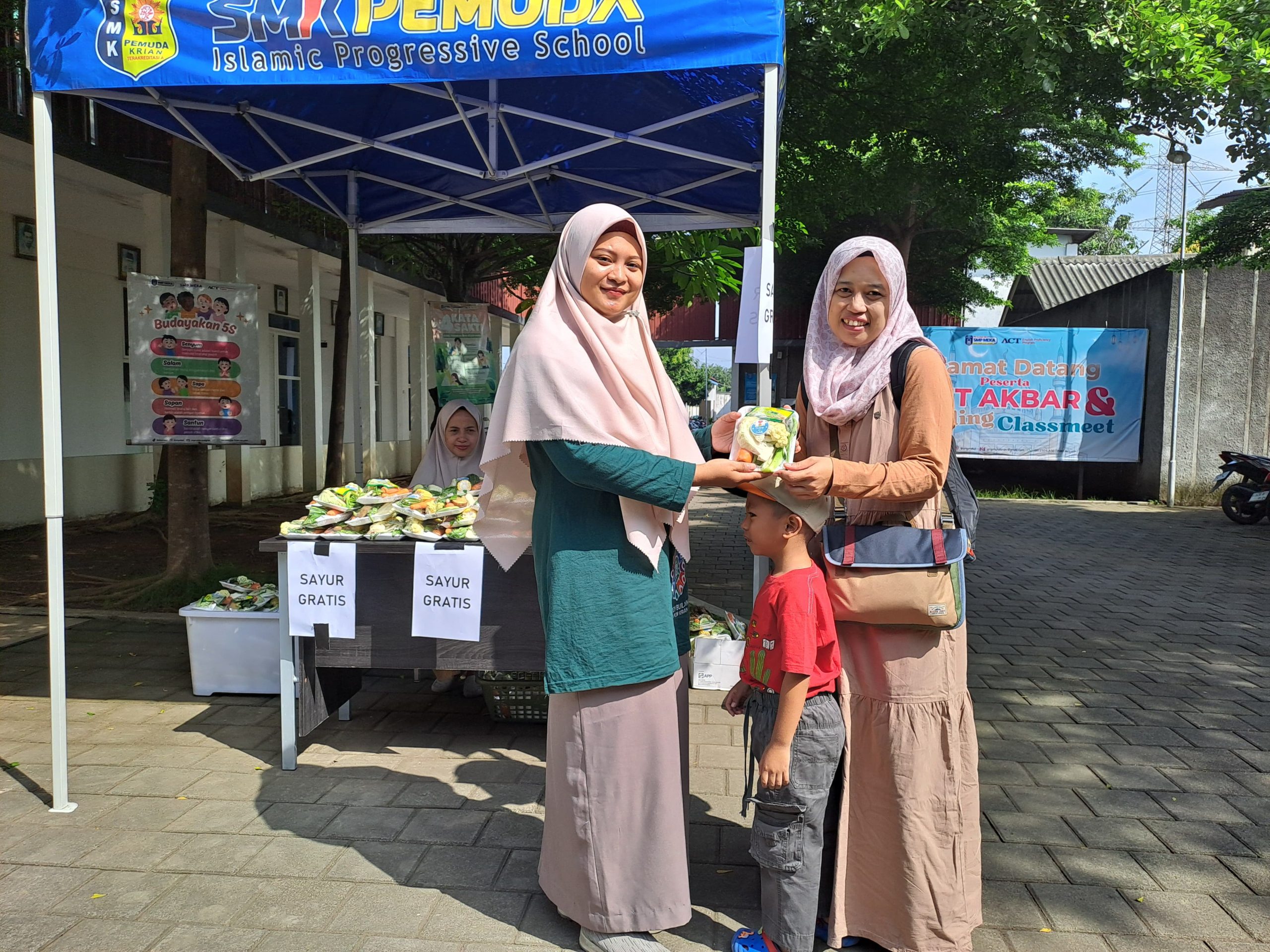 Sekantong Sayur, Sejumput Harapan: Cara Unik SMK Pemuda Krian Memikat Hati Calon Siswa