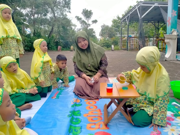 Bagi anak-anak TK Aisyiyah 41 Menganti, dunia mereka adalah dunia bermain. Melalui kegiatan eksperimen sederhana ini, mereka tidak hanya belajar tentang warna, tetapi juga belajar tentang proses, sebab-akibat, dan yang terpenting, belajar untuk berani mencoba dan berkreasi.