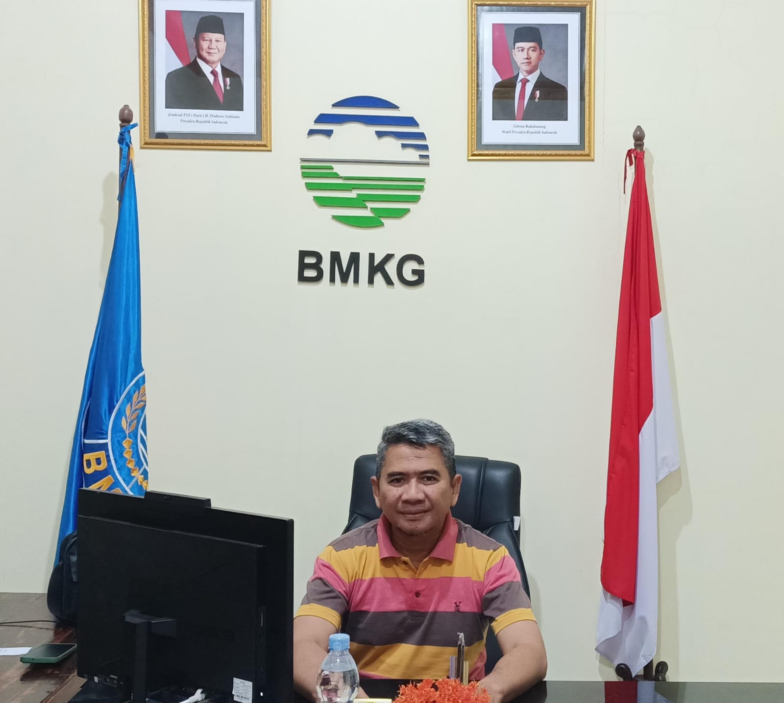 Ari Widjajanto berpose di kantornya sehari sebelum mengakhiri tugasnya di BMKG Bawean (Tagar.co/Kemas Saiful Rizal)