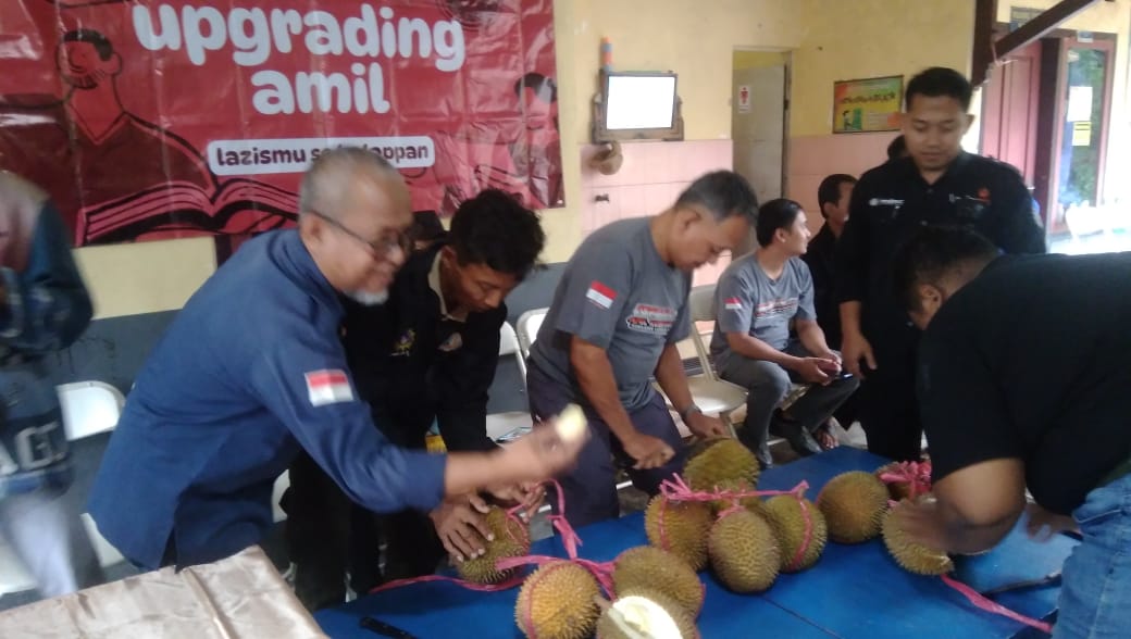 Pesta durian ala Lazismu Balapan mengawali kegiatan Upgrading Amil Lazismu Balapan di KB/TK Aisyiyah Ketangi Lumbang Kabupaten Probolinggo. Durian khas Lumbang betul-betul menggoda.