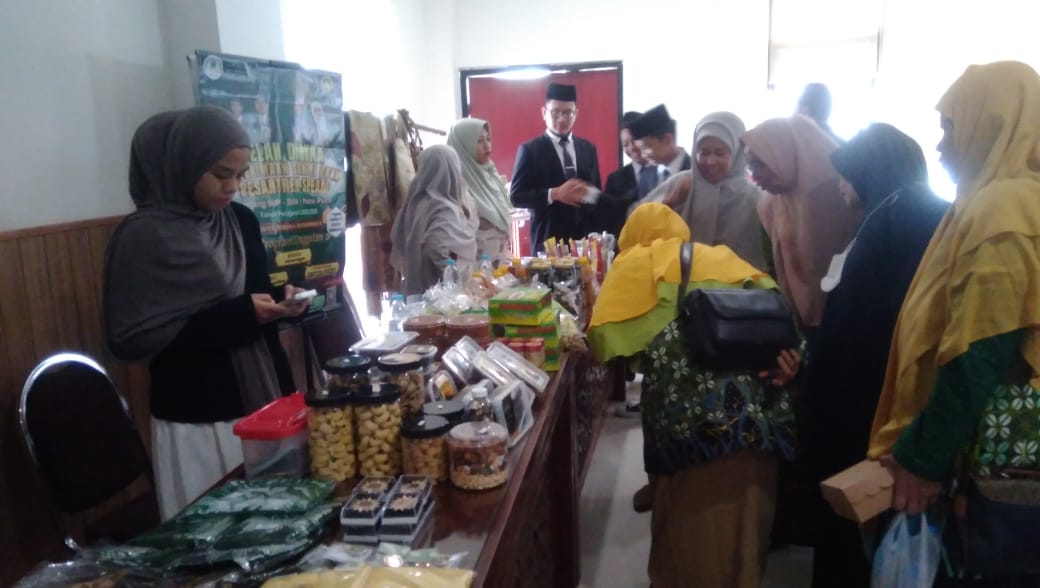 Kuping Kangguru, kue kering yang sudah sering ekspor ke Aussie, dapat ditemui di stan bazar Aisyiyah Lumajang.  Bazar Aisyiyah turut meriahkan silaturahmi PDM Balapan. 