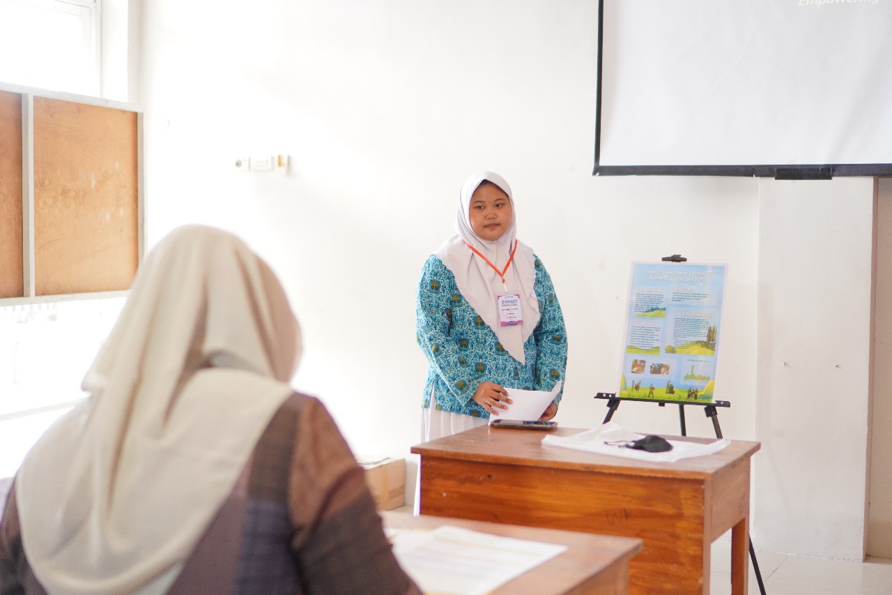 Project-Based Learning, ujian praktik siswa kelas XII Smamdela, melibatkan serangkaian tahap. Mulai dari perencanaan penelitian, eksperimen, evaluasi dalam bentuk laporan, hingga presentasi. Lima pelajaran terintegrasikan. 