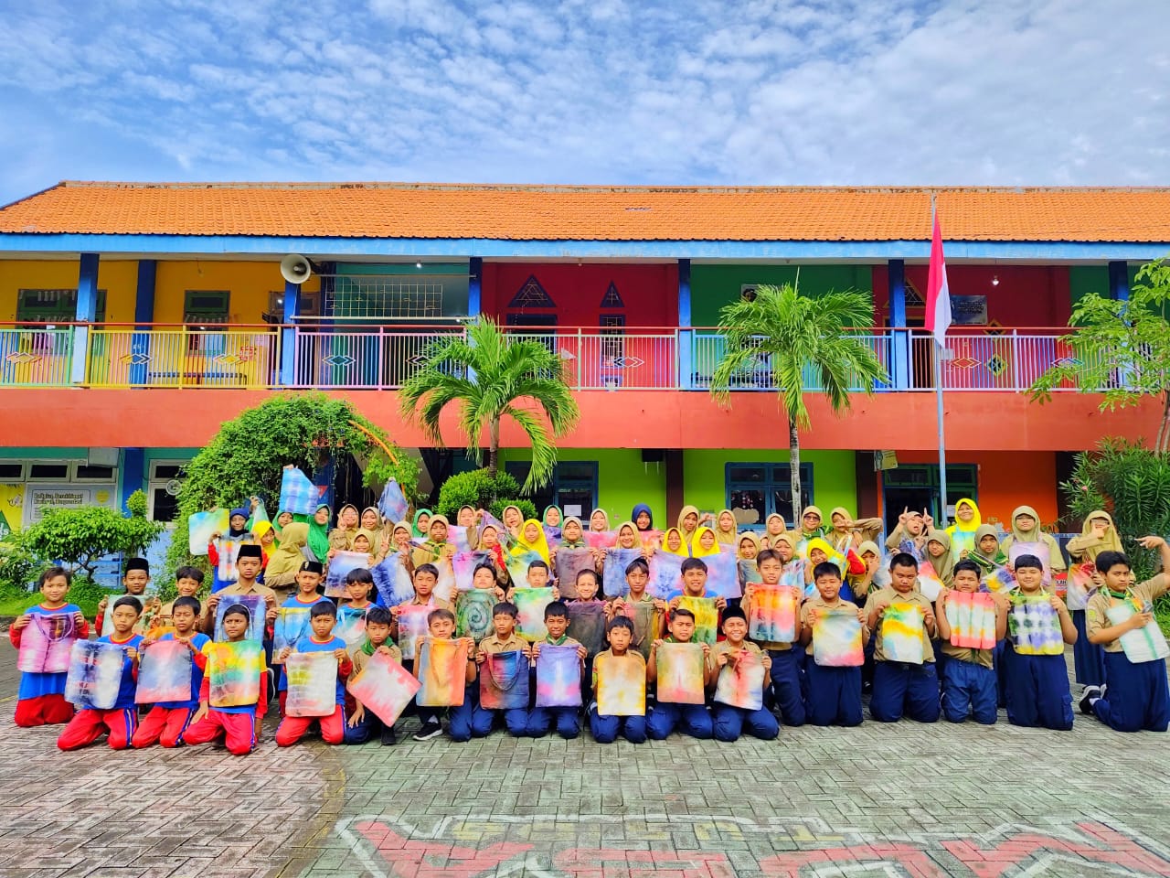 Angkat Kearifan Lokal, Siswa SD Ini Bikin Batik Jumput di Totebag