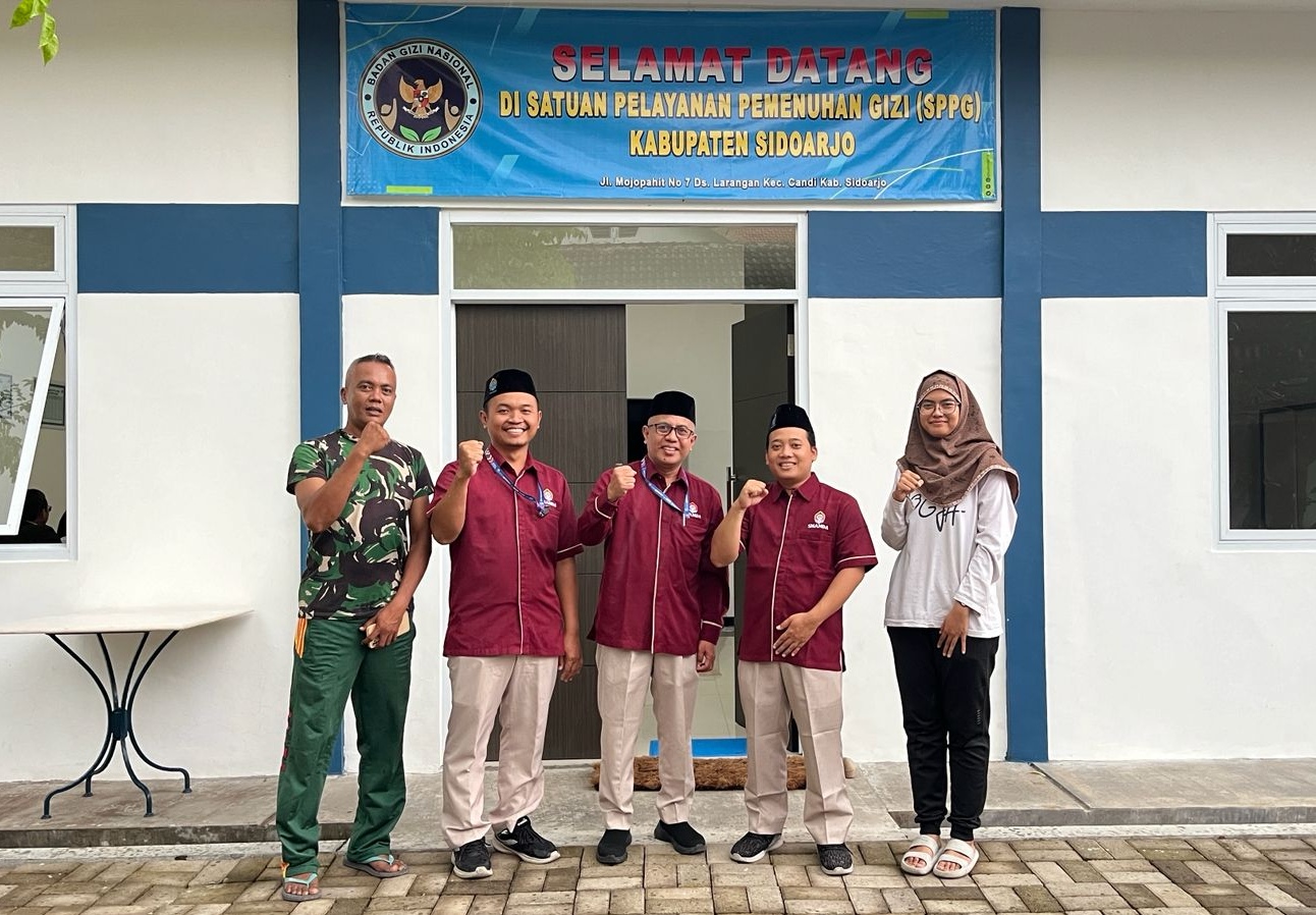 Penasaran bagaimana ribuan paket Makan Bergizi Gratis (MBG) disiapkan setiap hari? Yuk, intip dapur MBG di Sidoarjo dan saksikan kerja keras tim di baliknya!