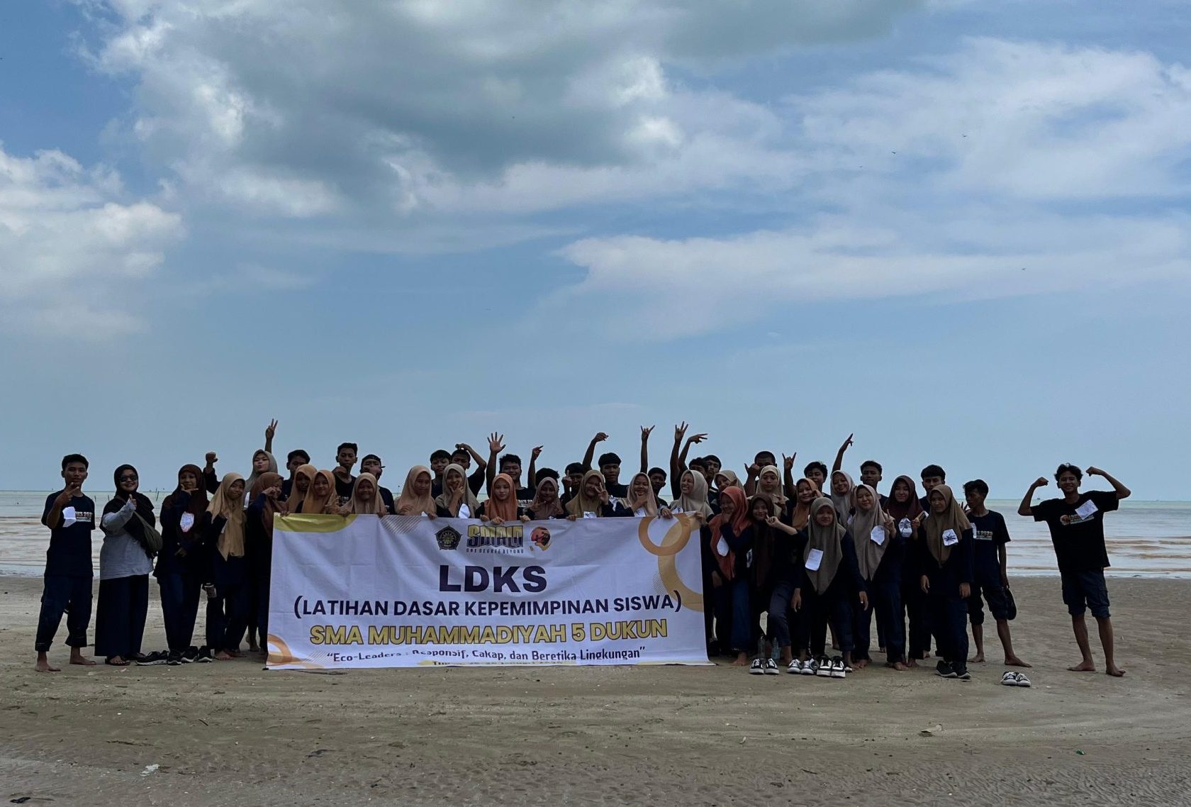 Seru! Gerakan Eco-Leaders dapat ditemui di Latihan Dasar Kepemimpinan Siswa (LDKS) SMA Muhammadiyah 5 (Smala) Dukun. Siswa menanam pohon di dekat konservasi burung kuntul. 