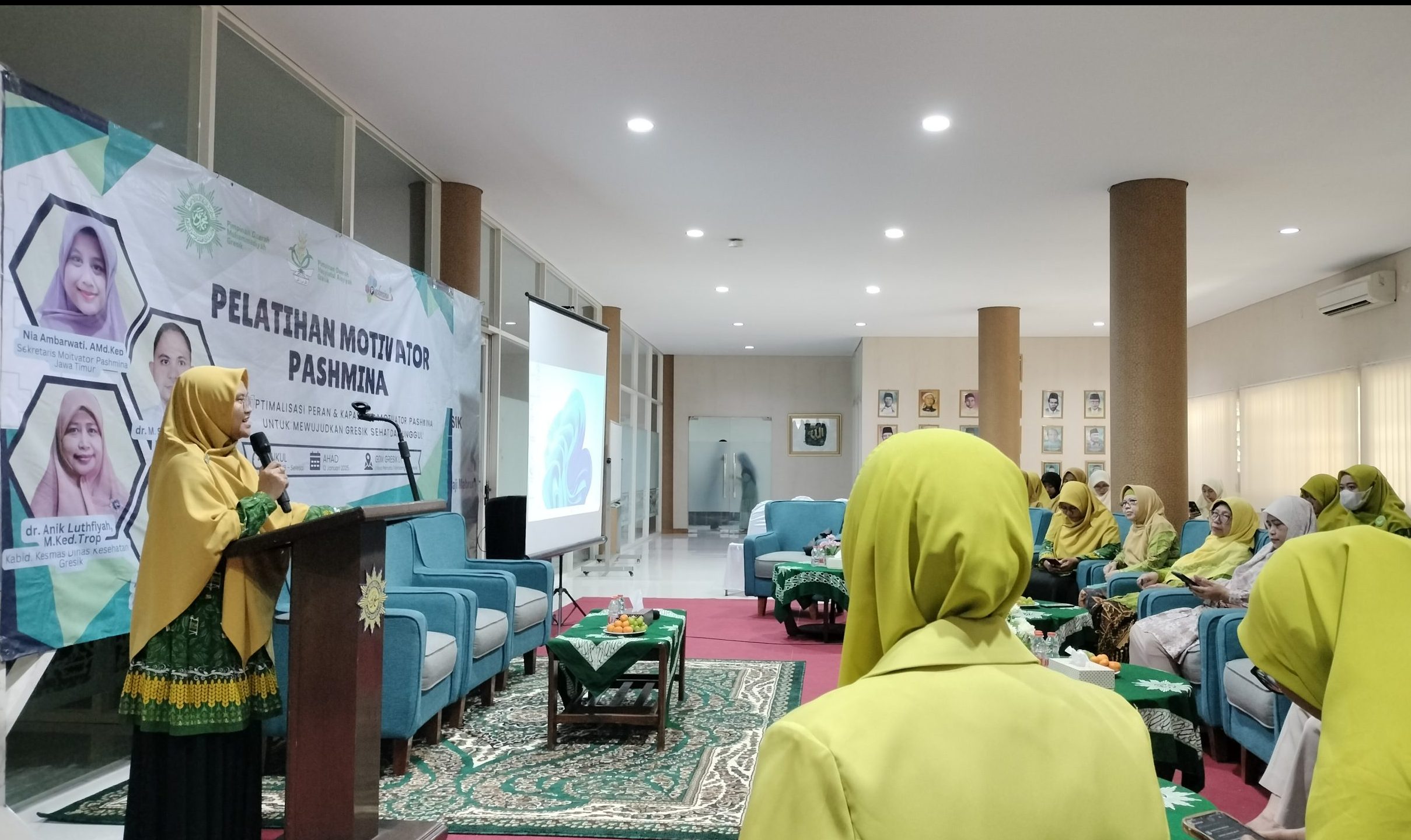Calon motivator Pashmina se-Kabupaten Gresik bertatap muka di pelatihan hari kedua, forum pengaderan khusus. Empat materi mereka pelajari di Gedung Dakwah Muhammadiyah Gresik. 