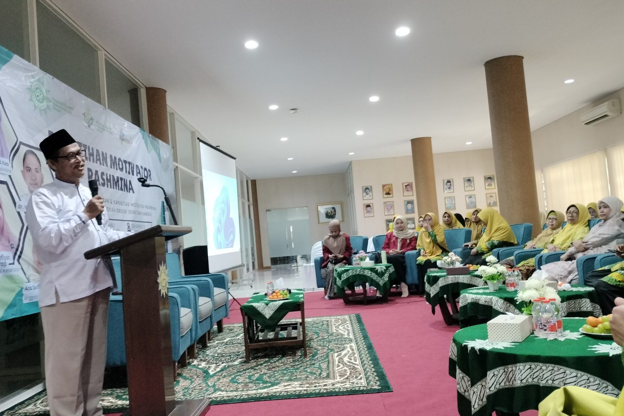 Calon motivator Pashmina se-Kabupaten Gresik bertatap muka di pelatihan hari kedua, forum pengaderan khusus. Empat materi mereka pelajari di Gedung Dakwah Muhammadiyah Gresik. 