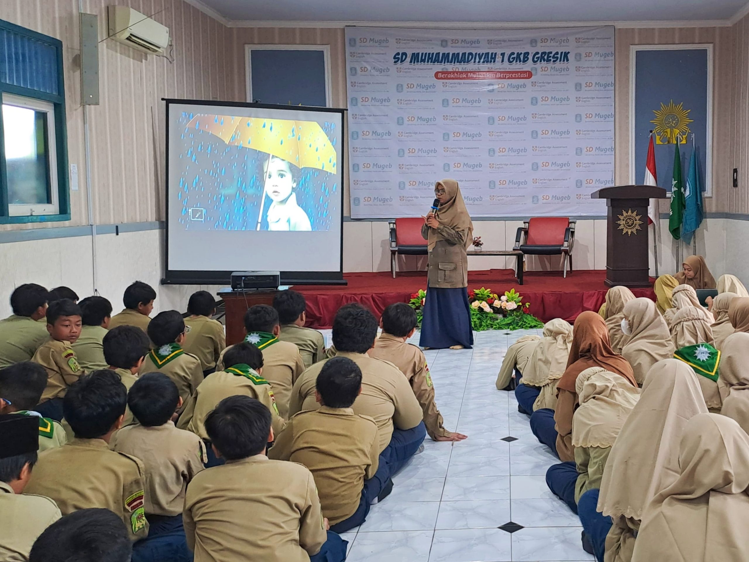 Hari Pertama Sekolah, Siswa Belajar dari Hujan 