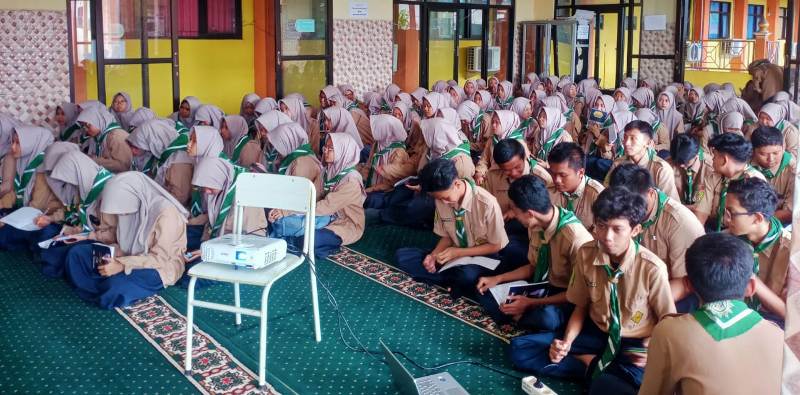 Jamaah pengajian SMA Muhammadiyah 3 Tulangan Sidoarjo, Jumat (17/1/2025) siang. (Tagar.co/Zulikifli)