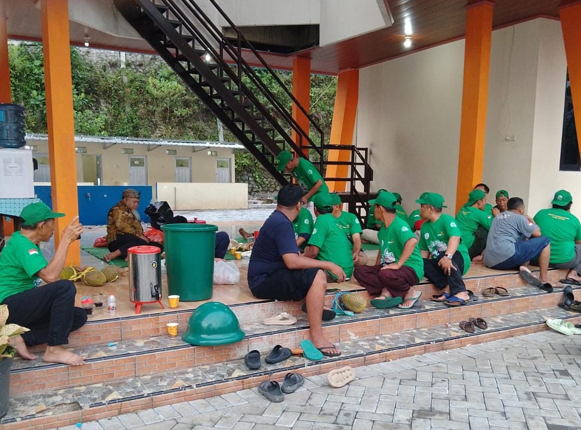 Famgath Crew Ambulanmu Jatim memanfaatkan Muhammadiyah Training Center di Wonosalam Kabupaten Jombang. Uniknya para peserta membawa oleh-oleh dari daerah masing-masing untuk dinikmati bersama. 