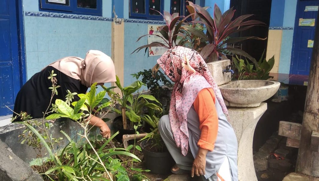 Komite, Paguyuban, dan Siswa SD Mutu Dukun saling berkolaborasi dalam membangun green school (sekolah hijau). Sabtu pagi terasa guyub nan menyenangkan. 
