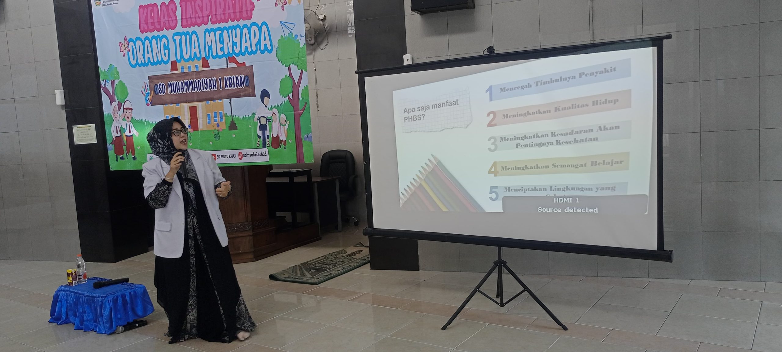 Dokter Yevita Frederika, dokter umum dan orang tua siswa, mengajarkan pentingnya perilaku hidup bersih dan sehat (PHBS) kepada siswa SD Sakri. Dengan metode interaktif, ia menanamkan kesadaran kesehatan sejak dini.