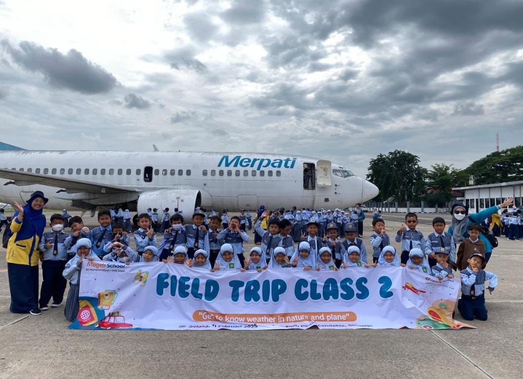 Perdana naik pesawat jadi pengalaman berharga siswa kelas II Mugeb School. Meski tidak benar-benar terbang, mereka bahagia duduk di kursi pesawat Museum Penerbangan TNI AL Juanda. 