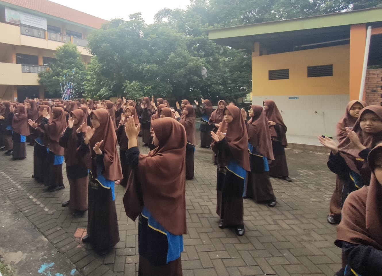Santri Al-Fattah. Setiap Jumat pagi, santri Pondok Pesantren Al-Fattah Sidoarjo rutin melakukan senam. Kegiatan ini bertujuan menjaga kesehatan dan membentuk disiplin. Para asatid turut serta, memberi teladan hidup sehat bagi santri.