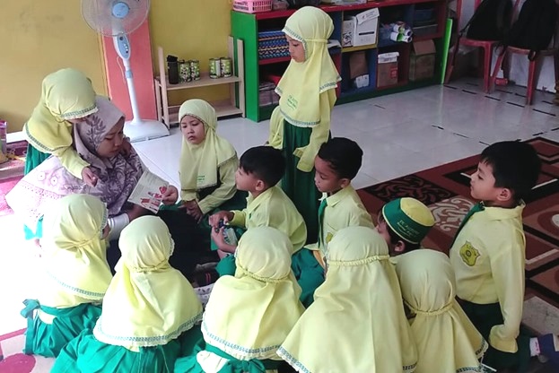 Mengenalkan Dunia lewat Buku: Selasa Literasi di TK Aisyiyah 41 Menganti