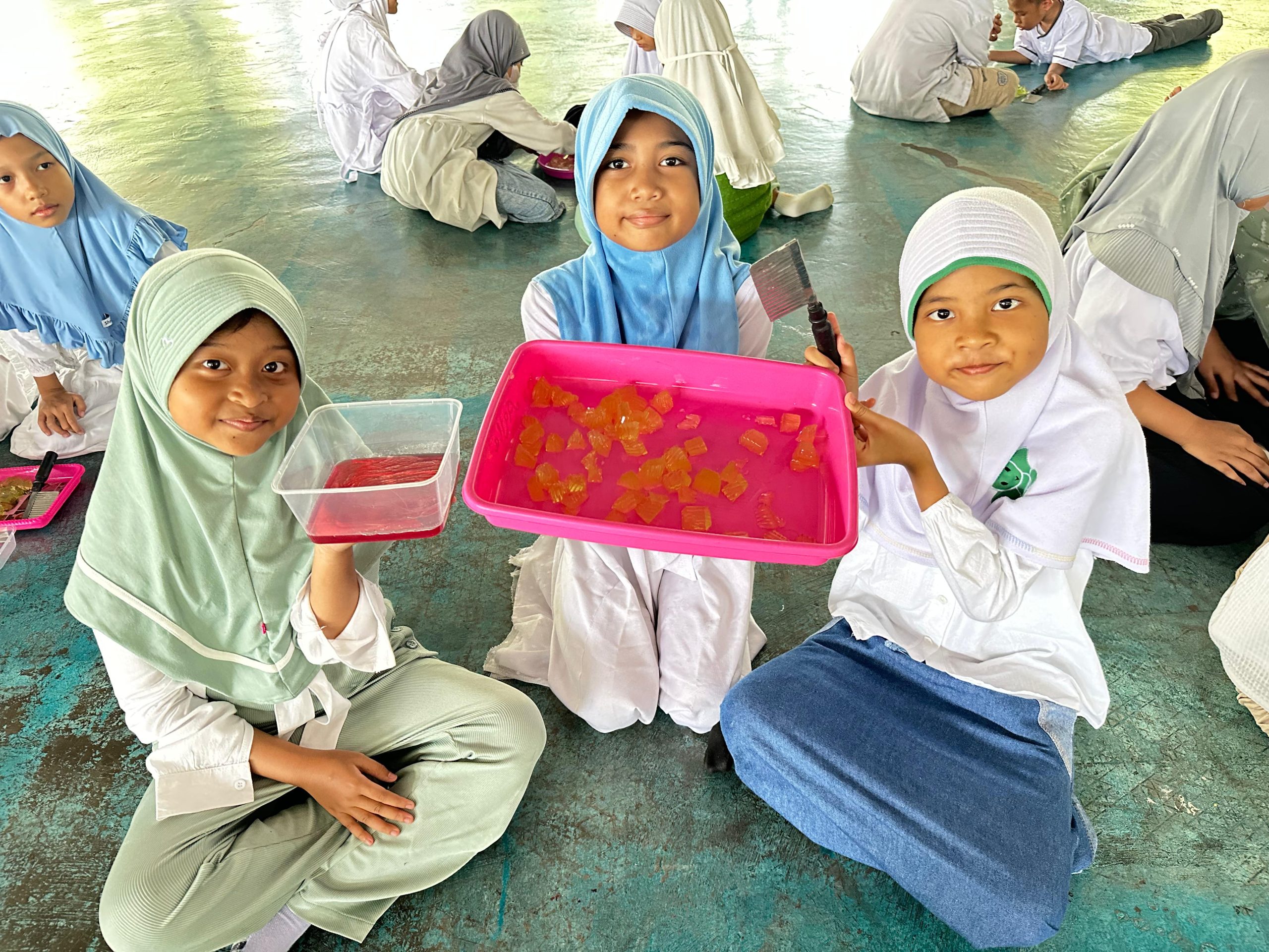 Jelang Lebaran, Siswa Mugeb School Produksi Permen Agar-Agar