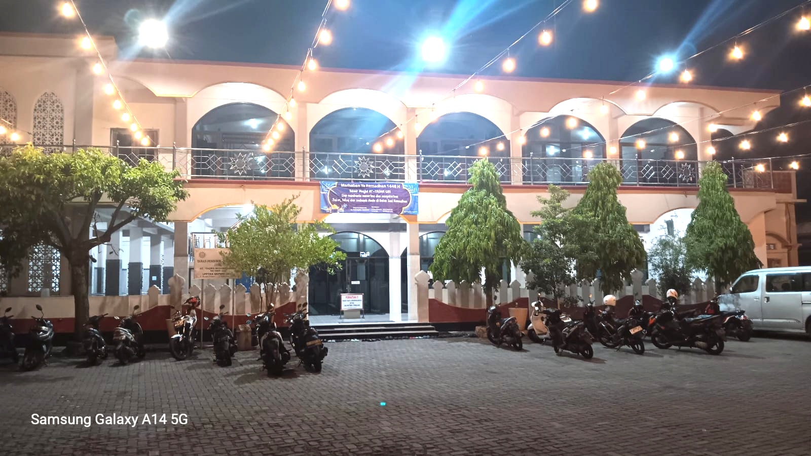 Masjid At-Taqwa Giri Berkilau: Sambut Ramadan dengan Seratus Lampu Hias
