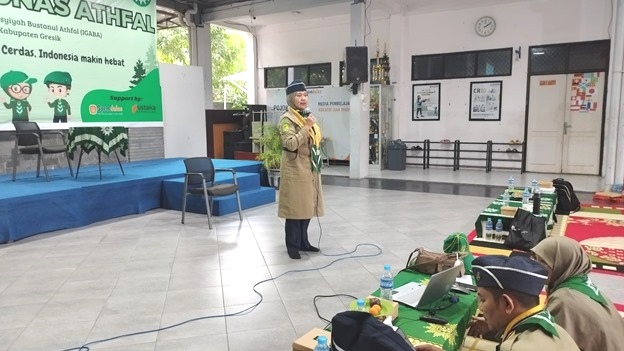 Murni Novida Wardany membagikan kiat bentuk karakter anak di Orientasi Pandu Tunas Athfal. Keteladanan kunci utama, dari hal kecil hingga kegiatan perkemahan. Peran orang tua penting!