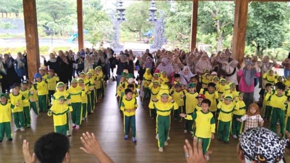 Kegiatan outdoor learning di Sebani Park menjadi pengalaman seru bagi anak-anak KB-TK Aisyiyah 41 Menganti Gresik. Mulai dari flying fox, menangkap ikan, hingga menanam padi.