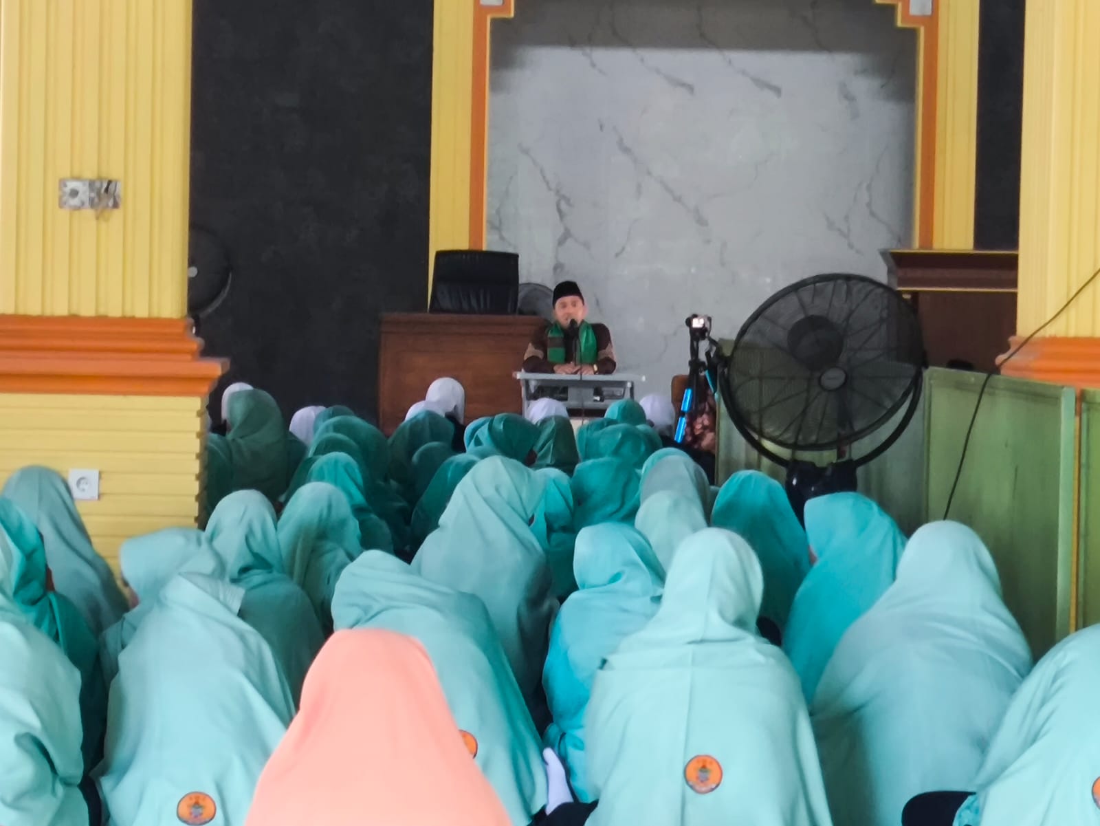 Kerendahan hati, ketaatan, dan dakwah dengan amal menjadi pesan utama para kiai Al-Fattah. Dengan wejangan mendalam, 103 santri siap mengemban amanah, menebar kebaikan di berbagai penjuru Nusantara, menjadi duta yang santun dan berakhlak mulia.