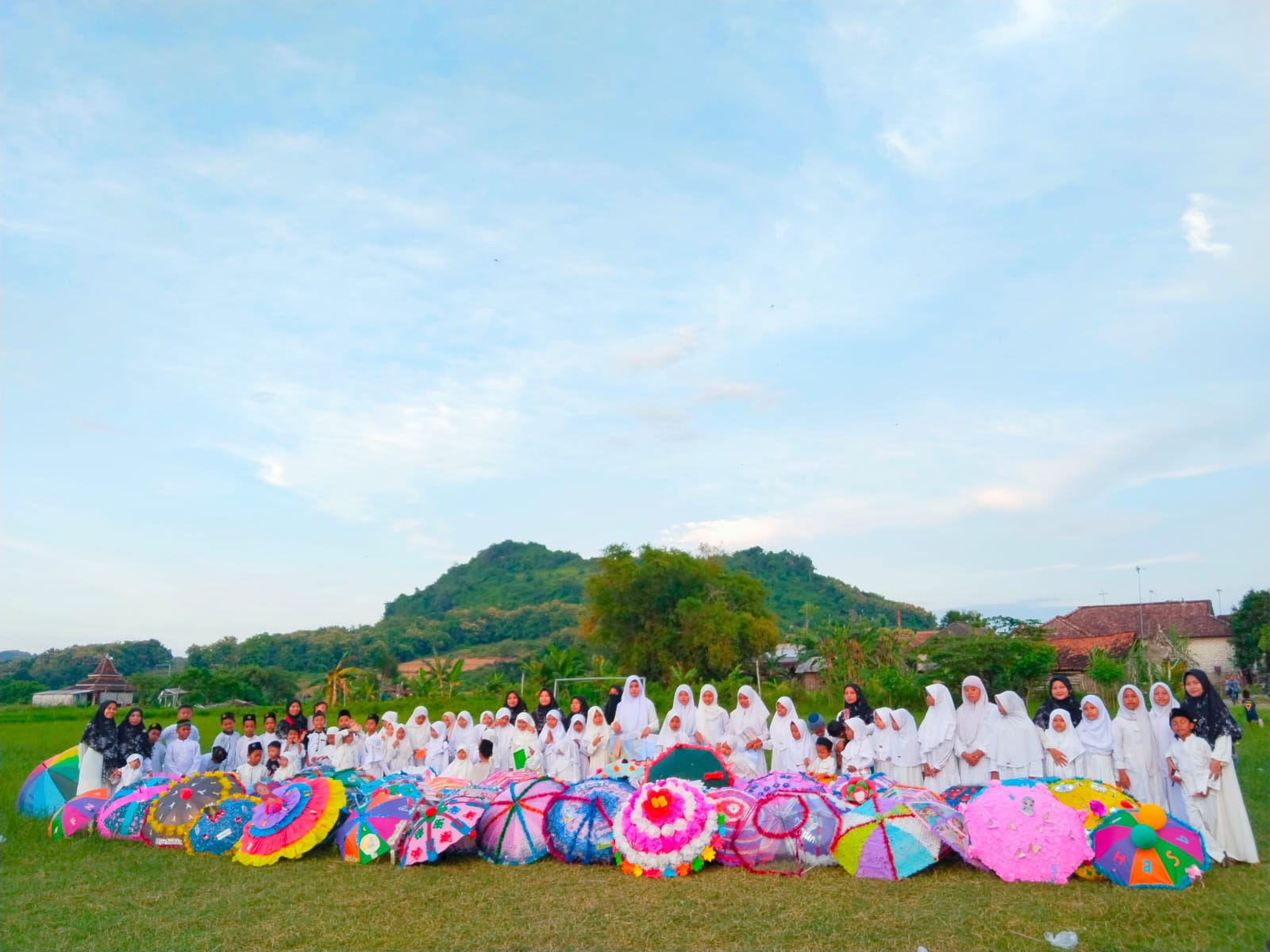 Santriwan-santriwati foto bersama usai pawai (Tagar.co/Nely Izzatul) 